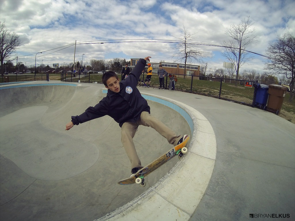 BRYANELKUS_528894
