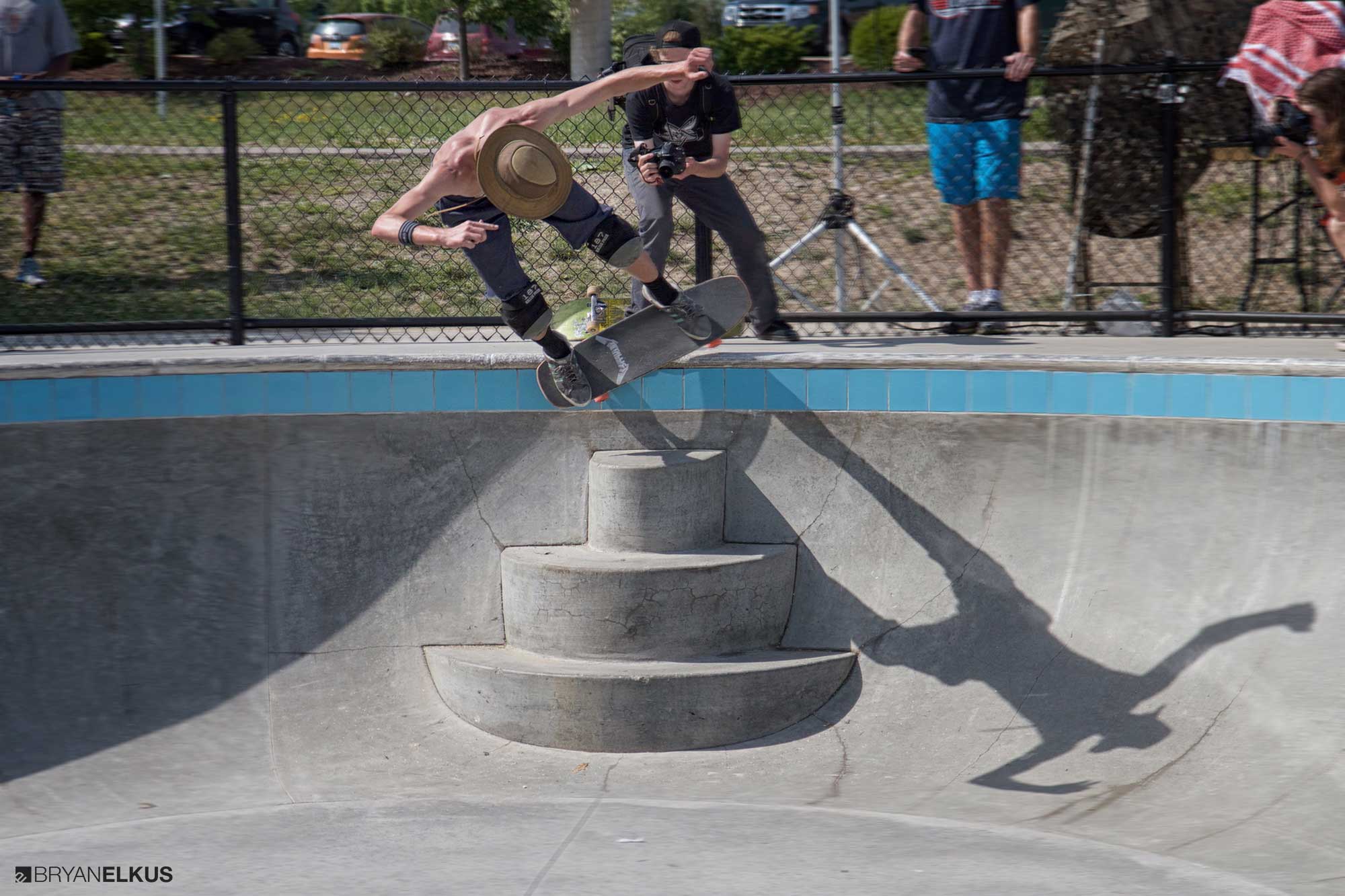 32_BRYANELKUS_615104